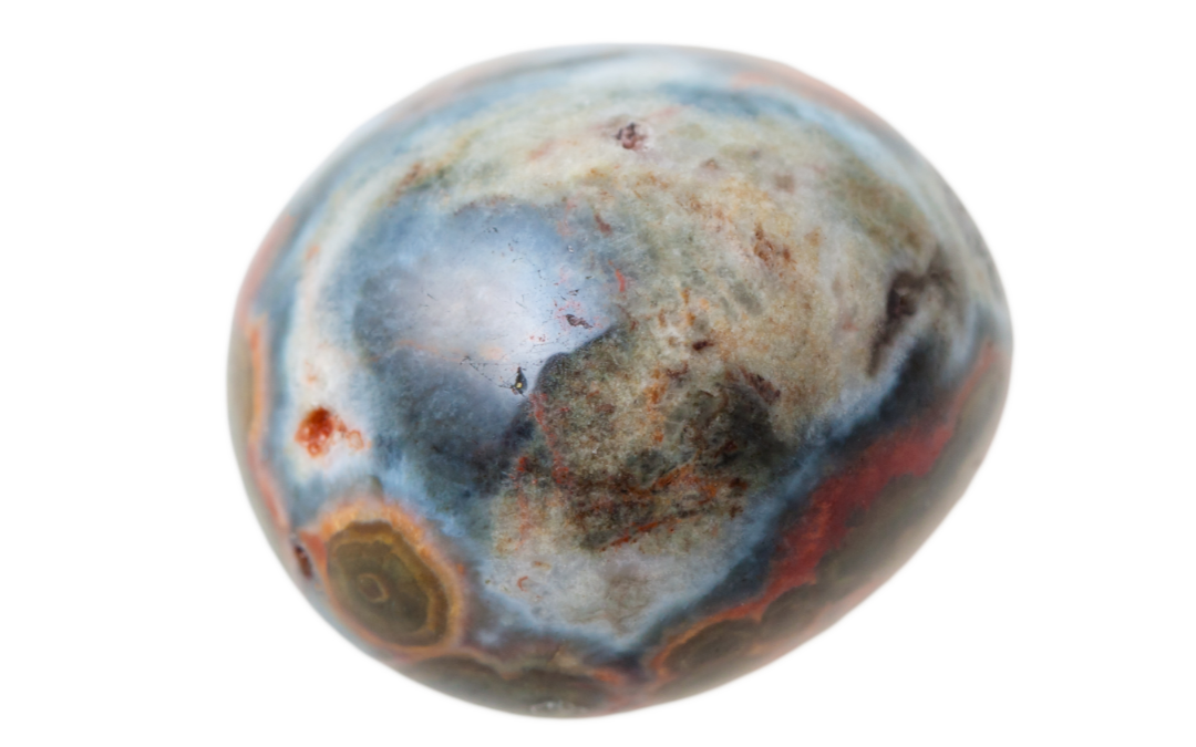 ein Ozeanjaspis Stein mi Mustern in verschiedenen Farben und Mustern - weiß, grün, rot, braun, blau.