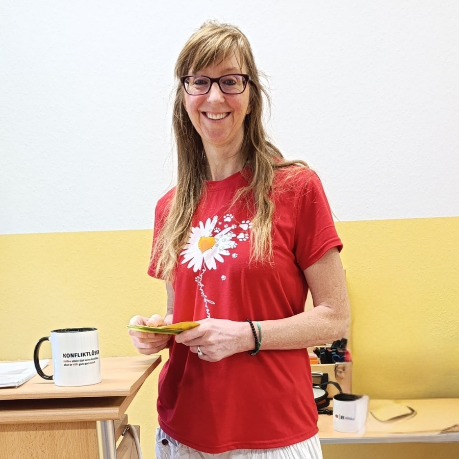 Portrait Barbara Mazur mit Seminarkarten in den Händen. 