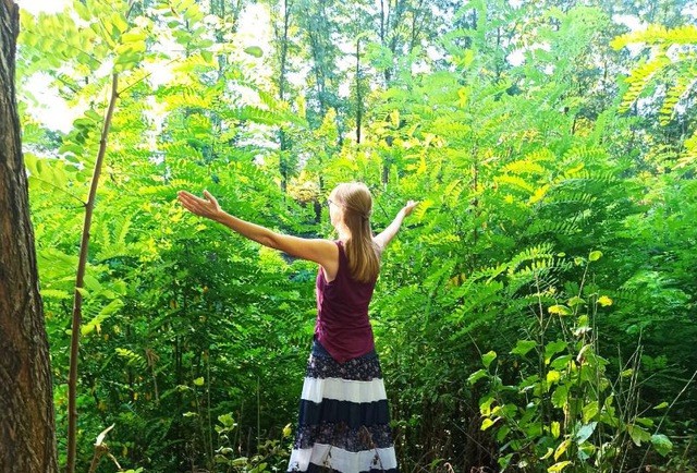 ich - empfangen2 eine Frau mit weit geöffneten Armen schau in die Natur<br />
