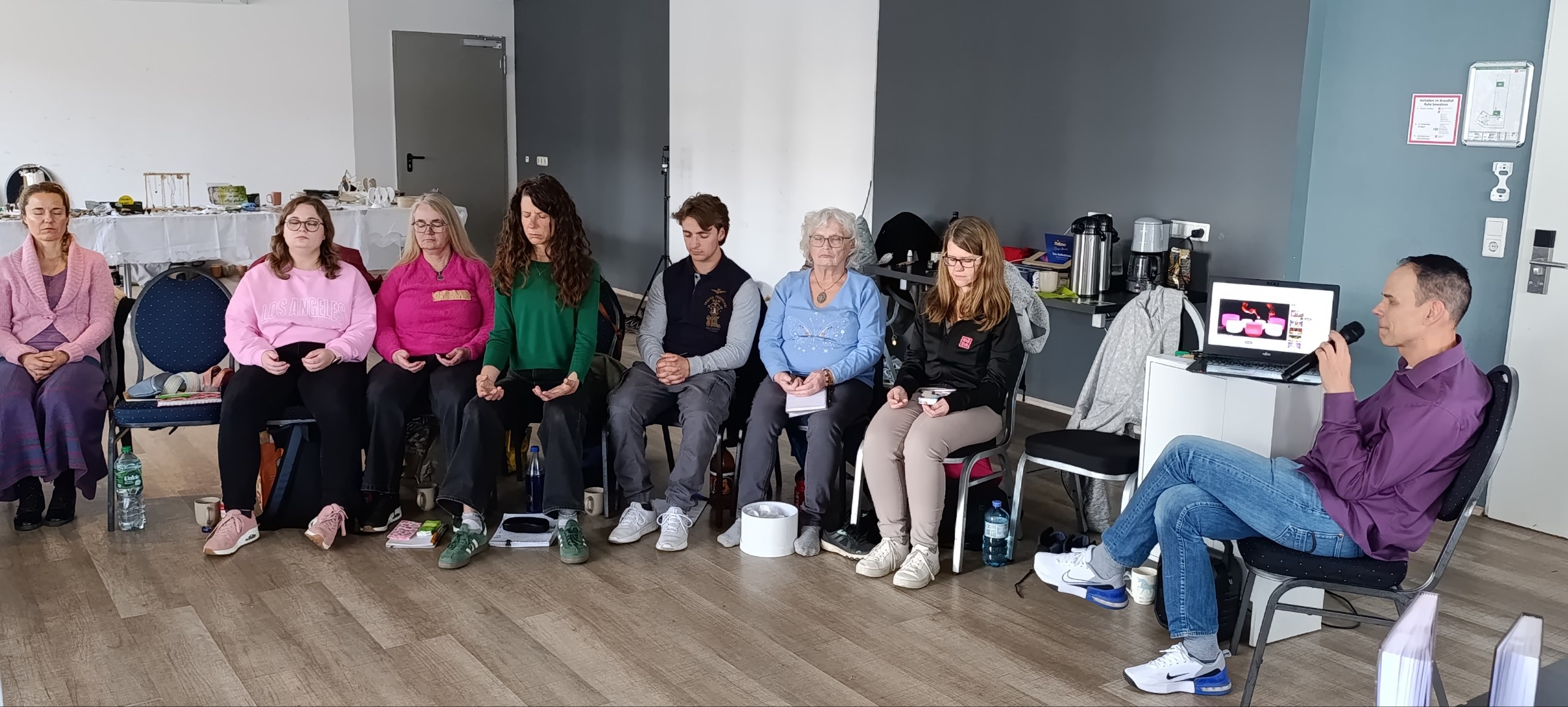 Seminarteilnehmer während einer Meditation